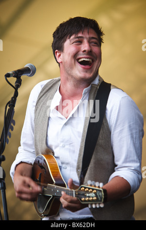 Marcus Mumford du groupe Mumford & Sons joue de la guitare et chante le chant lors de leur concert à l'Eden Project 2010 Banque D'Images