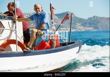 Les pêcheurs sur les bateaux de pêche Banque D'Images