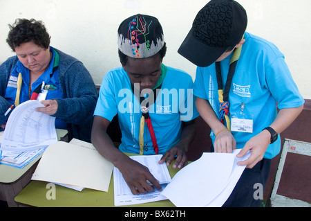 Bénévoles scouts lors d'élections municipales San José Costa Rica Banque D'Images