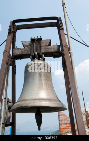 Bell au haut du château de Malcesine sur le lac de Garde en Italie du Nord Banque D'Images