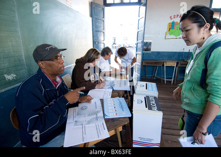 Les observateurs internationaux de l'Université pour la paix lors d'élections municipales San José Banque D'Images