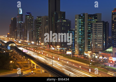 Une vue sur les gratte-ciels modernes le long de la route Sheikh Zayed en regardant vers la tour Burj Kalifa, DUBAÏ, ÉMIRATS ARABES UNIS Banque D'Images