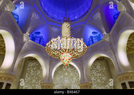 Le plus grand lustre orné dans le monde, salle de prière de la mosquée Sheikh Zayed Bin Sultan Al Nahyan, Abu Dhabi, UAE Banque D'Images