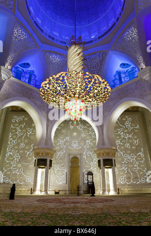 Le plus grand lustre orné dans le monde, salle de prière de la mosquée Sheikh Zayed Bin Sultan Al Nahyan, Abu Dhabi, UAE Banque D'Images