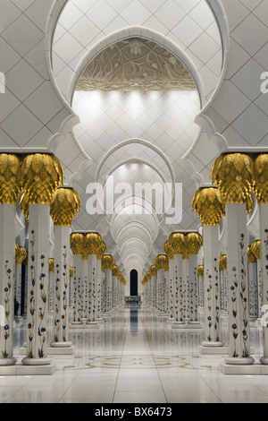 Des colonnes dorées menant à la grande salle de prière de la mosquée Sheikh Zayed Bin Sultan Al Nahyan, Abu Dhabi, UAE Banque D'Images