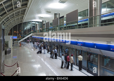 L'architecture moderne et élégante dans le métro à l'aérogare 3, ouvert en 2010, l'Aéroport International de Dubai, Dubaï, Émirats arabes unis Banque D'Images