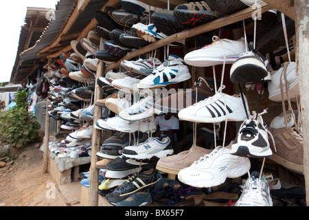 Pendent des chaussures dans un magasin à Kakata, au Libéria, en Afrique de l'Ouest. Banque D'Images