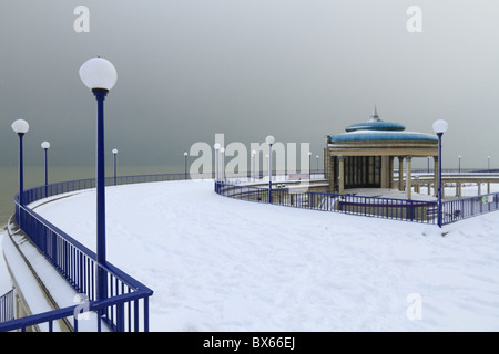 Eastbourne Bandstand dans la neige. Banque D'Images