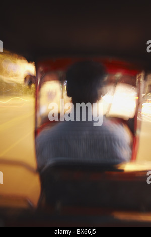 Tuk Tuk pour conduire la nuit, Colombo, Sri Lanka, Asie Banque D'Images