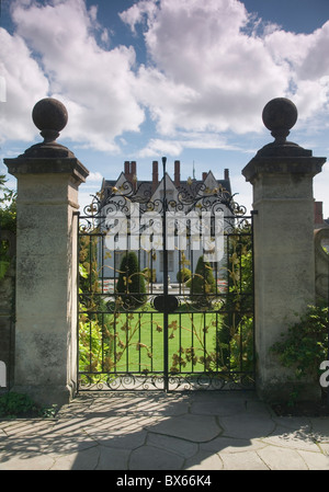 Château de St Fagans et portes ornementales. Banque D'Images