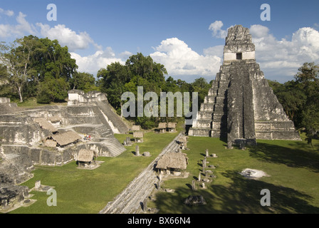 Temple n° 1 avec l'Acropole Nord à gauche, Tikal, Site du patrimoine mondial de l'UNESCO, le parc national de Tikal, Peten, Guatemala Banque D'Images
