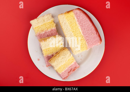 Angel cake tranches sur une assiette blanche Banque D'Images