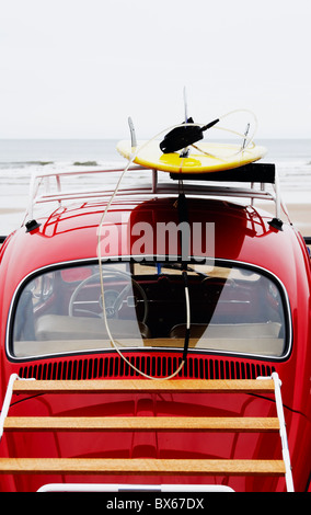 Volkswagen Beetle with surfboard Banque D'Images