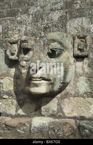 Visage en pierre sculptée sur les marches de l'Est Cour, Parc archéologique de Copan, UNESCO World Heritage Site, Copan, Honduras Banque D'Images