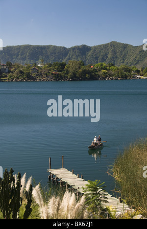 Lac Atitlan avec les pêcheurs dans un petit bateau, près de Santiago Atitlan. Guatemala, Amérique Centrale Banque D'Images