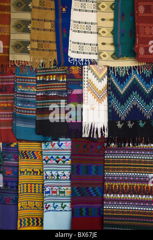 Des tissus faits à la main à vendre sur le marché, Panajachel, Lac Atitlan, Guatemala, Amérique Centrale Banque D'Images