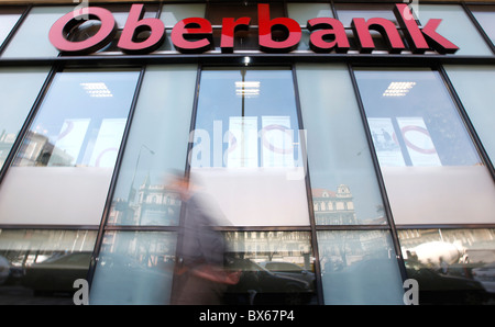 Les gens passent par Oberbank AG succursale tchèque à Prague, en République tchèque, le mercredi 15 avril 2009. (CTK Photo/Rene Fluger) Banque D'Images