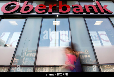 Les gens passent par Oberbank AG succursale tchèque à Prague, en République tchèque, le mercredi 15 avril 2009. (CTK Photo/Rene Fluger) Banque D'Images