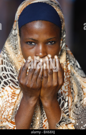 Femme musulmane prier, Lomé, Togo, Afrique de l'Ouest, l'Afrique Banque D'Images