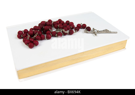 Livre blanc de la prière avec le chapelet rouge isolé sur fond blanc Banque D'Images