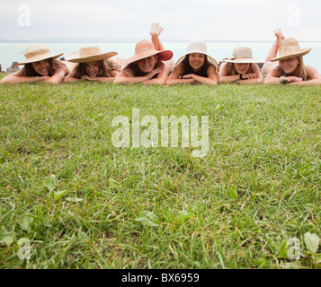 Les femmes dans les chapeaux de paille se trouvent sur pelouse Banque D'Images