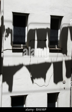 Ombre de vêtements accroché sur la ligne de lavage à Sun Banque D'Images