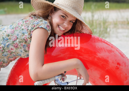 Jolie femme reposant sur la flottabilité ring Banque D'Images