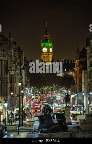 En regardant vers Whitehall Big Ben de Trafalgar Square, Londres, Angleterre, Royaume-Uni, la nuit en hiver Banque D'Images