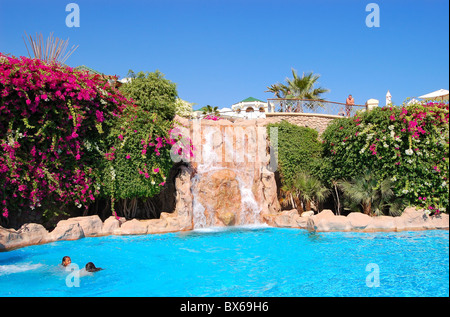 Piscine avec jacuzzi et cascade de l'hôtel de luxe, Sharm el Sheikh, Egypte Banque D'Images