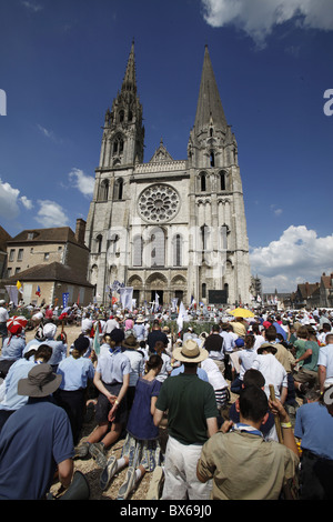 En masse et à l'extérieur de la cathédrale de Chartres au cours du pèlerinage catholique, UNESCO World Heritage Site, Chartres, Eure-et-Loir, France Banque D'Images