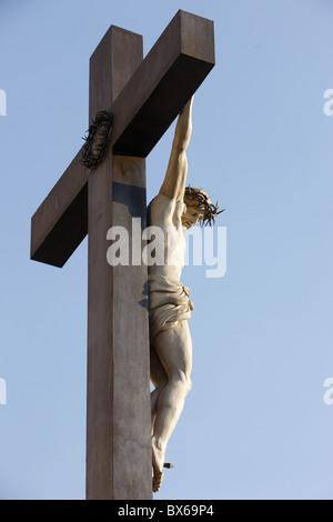 Le calvaire du 19ème siècle à l'extérieur de Notre-Dame des Doms, Avignon, Vaucluse, France, Europe Banque D'Images