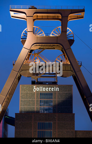 Tour de l'arbre 12 site du patrimoine mondial de l'Zeche Zollverein dans Essen-Katernberg dans la soirée, de Ruhr, Allemagne Banque D'Images