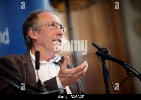 Parler à Ian Mcewan le Telegraph façons avec des mots, Festival littéraire, Dartington Hall 2010 Banque D'Images