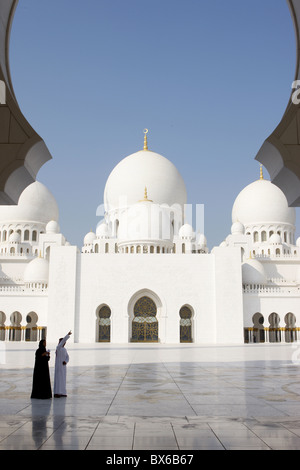 Grande Mosquée de Sheikh Zayed, la plus grande mosquée de l'UAE et l'une des 10 plus grandes mosquées du monde, Abu Dhabi, UAE Banque D'Images