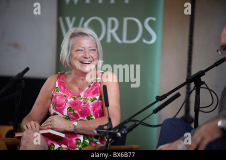 Parler Kate Adie au Telegraph façons avec des mots, Festival littéraire, Dartington Hall 2010 Banque D'Images