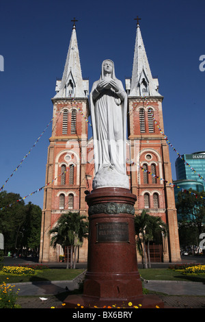 La basilique Notre-Dame de Saigon, un style néo-roman de l'église catholique construite par les Français en 1863, Ho Chi Minh City, Vietnam Banque D'Images