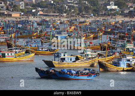 Bateaux de pêche dans le port de Mui Ne, le Mui Ne, Bin Thuan, Vietnam, Indochine, Asie du Sud-Est, l'Asie Banque D'Images