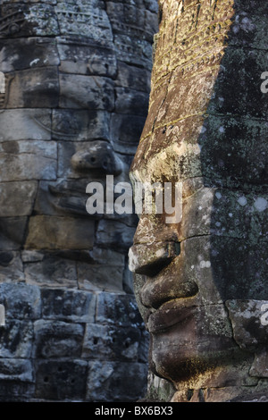 Visages de pierre sur des tours dans le temple Bayon, Angkor Thom, Angkor, Site du patrimoine mondial de l'UNESCO, au Cambodge Banque D'Images