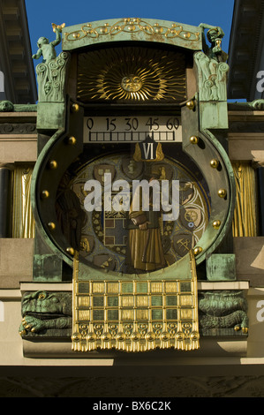 Belle vieille horloge dans le centre de Vienne, Autriche, Europe Banque D'Images