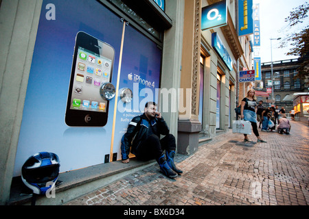 L'iPhone 4, Apple, mobile phone, Pavel Jarkovsky, client, boutique, début de la vente Banque D'Images