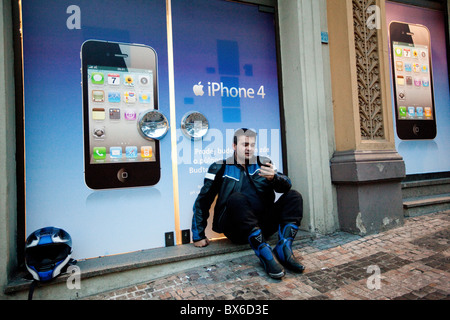 L'iPhone 4, Apple, mobile phone, Pavel Jarkovsky, client, boutique, début de la vente Banque D'Images