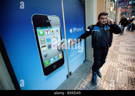 L'iPhone 4, Apple, mobile phone, Pavel Jarkovsky, client, boutique, début de la vente Banque D'Images