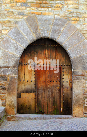 Arche romane en bois porte village médiéval d'Ainsa en Espagne Banque D'Images