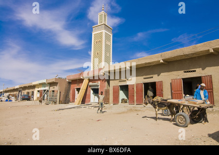 Marché en face de la mosquée marocaine, Nouakchott, Mauritanie, Afrique Banque D'Images