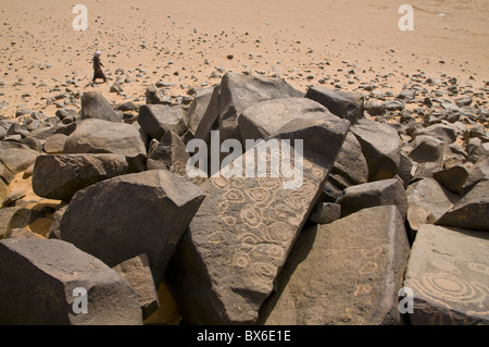 Vieux rock inscriptions au Tassili n'Ajjer, Sahara occidental, le sud de l'Algérie, l'Afrique du Nord, Afrique Banque D'Images