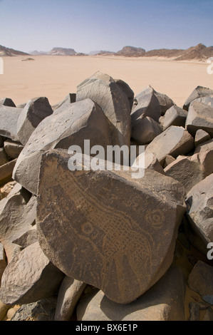 Vieux rock inscriptions au Tassili n'Ajjer, Sahara occidental, le sud de l'Algérie, l'Afrique du Nord, Afrique Banque D'Images