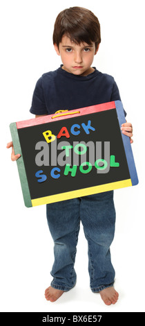 Adorable petit garçon de sept ans malheureux holding blank chalk board qui lit retour à l'école Banque D'Images