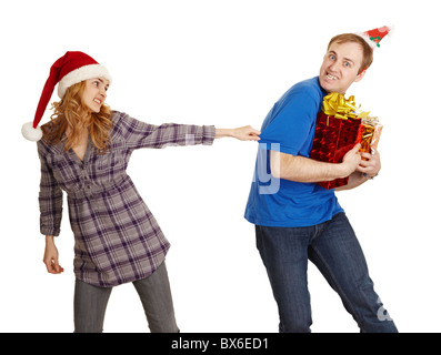 L'homme masque tous les cadeaux de Noël à partir de la femme isolée sur fond blanc Banque D'Images