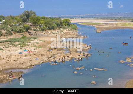 Les gens laver les vêtements dans la rivière Mandraré près de la réserve privée de Berenty, Madagascar, océan Indien, Afrique Banque D'Images