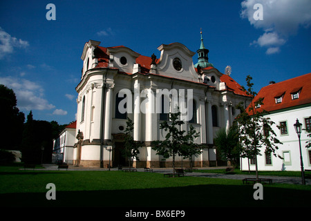 Basilique St. Margaret, l'église, le monastère de Brevnov, jardin Banque D'Images